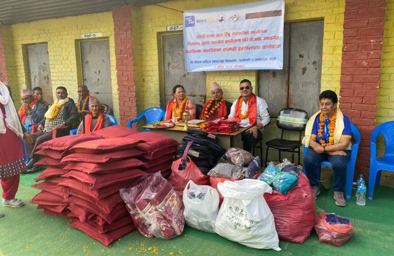 रोटरी क्लबद्वारा झबराहास्थित एक विद्यालयलाई ईसीडी सामग्री सहयोग