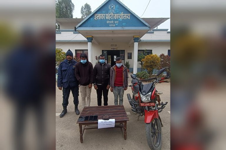 इप्रका कोल्हवीद्वारा ४६० ग्राम अफिमसहित ३ जना पक्राउ