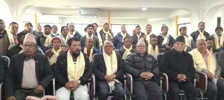 पूर्व प्रदेश सांसद गिरीसहित एमाले पर्साका एक दर्जनभन्दा बढी नेता नेकपामा प्रवेश