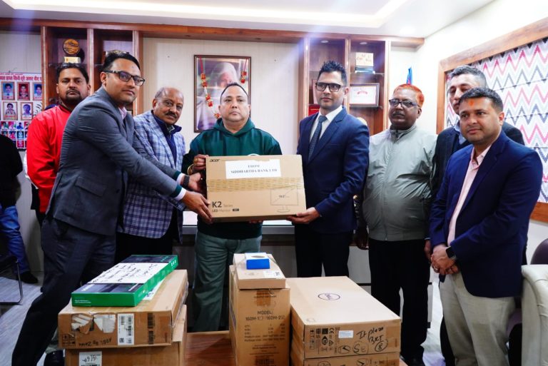बैंकहरूद्वारा वीरगंज महानगरलाई कम्प्युटर सहयाेग