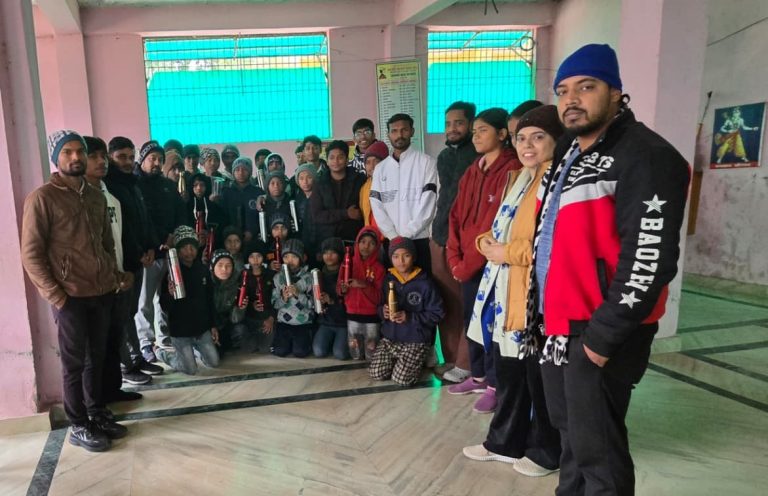 आमाको माया छात्रावासमा थर्मस, मोजा र पञ्जा वितरण
