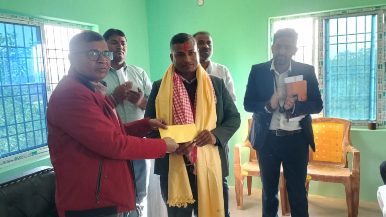 धाेबिनी गाउँपालिकाद्वारा प्रधानाध्यापक जितेन्द्र राम २५ हजार नगदसहित सम्मानित