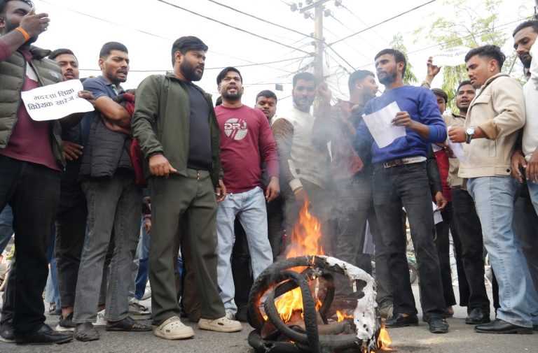 मदरसा शिक्षा विधेयकको विरोधमा वीरगंजमा मुख्यमन्त्री यादवको पुत्ला दहन
