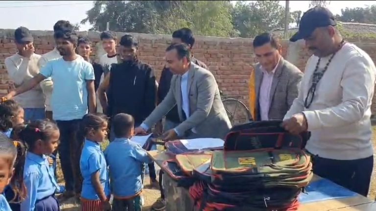 युवा नेता शाहको पहलमा ७० विद्यार्थीलाई शैक्षिक सामग्री वितरण