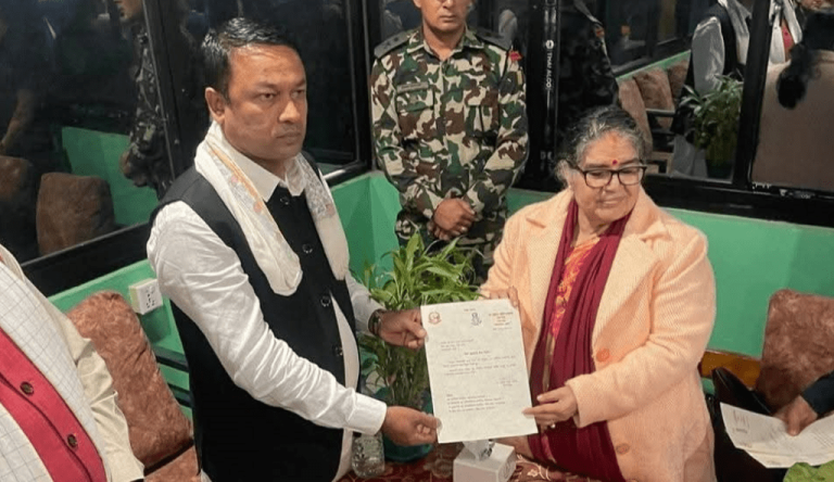 मधेशका मुख्यमन्त्री सरोज यादवलाई २४ घण्टाभित्र विश्वासको मत लिन सर्वोच्चको आदेश