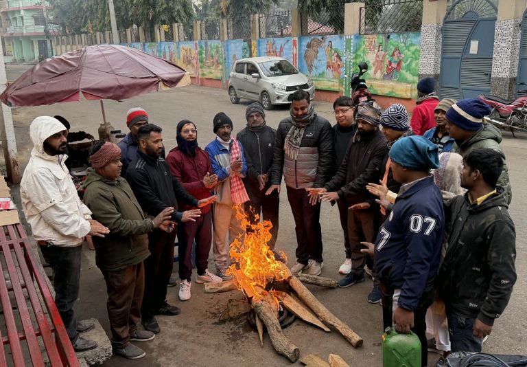 वीरगंज–१० मा वडाध्यक्ष कानुको पहलमा दुई दर्जन स्थानमा आगो ताप्ने व्यवस्था