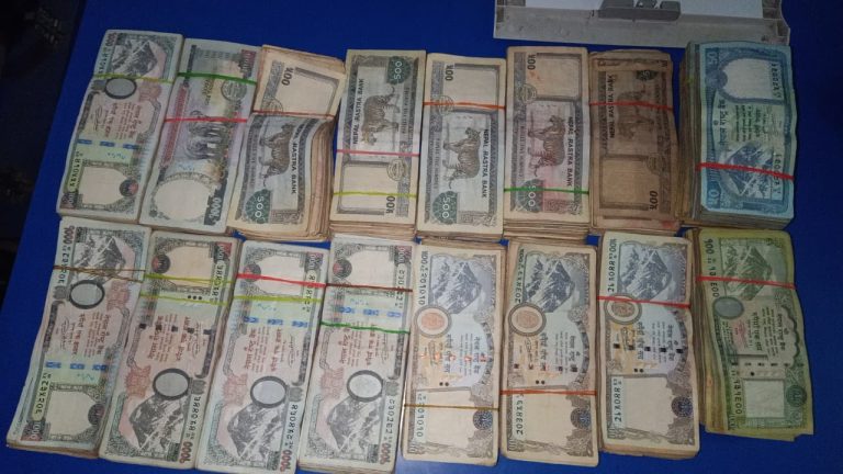 पर्सामा १० लाखभन्दा बढी हुण्डी रकमसहित तीन जना पक्राउ