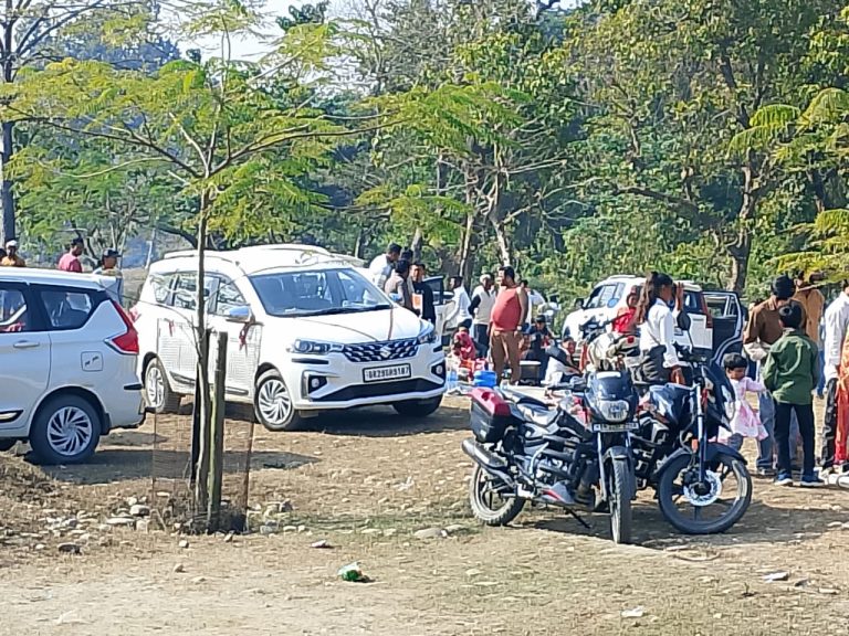 ठोरीमा नयाँ वर्ष मनाउन आएका पहिलो १ सय पर्यटकलाई ढाकाटोपी र खादासहित स्वागत