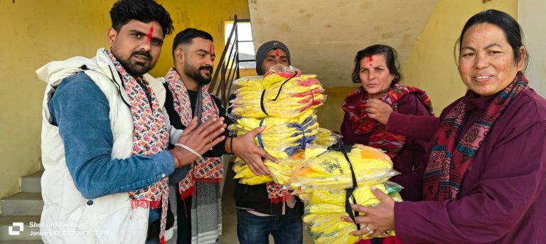 विद्यार्थीलाई न्यानो कपडा सहयोग
