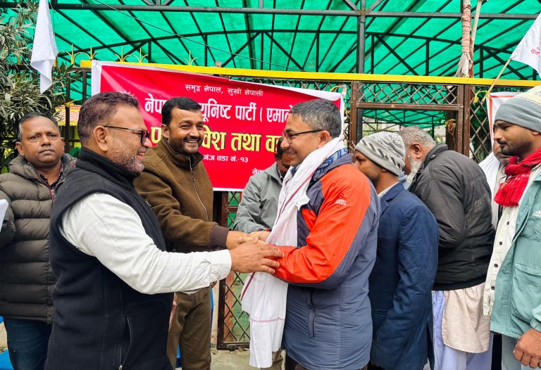 जसपा परित्याग गर्दै वीरगंज–११ का वडाध्यक्षसहित सयौँ नेता–कार्यकर्ता एमाले प्रवेश