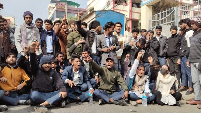 हरिखेतान क्याम्पसमा निजीकरण र मनोमानीविरुद्ध तेस्राे दिन पनि विद्यार्थीहरुद्वारा प्रदर्शन