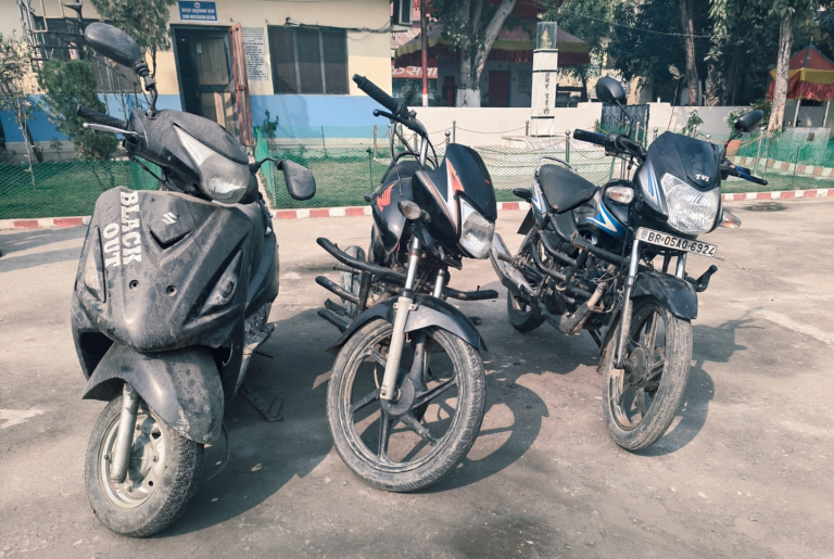 पर्सामा चोरीका दुई मोटरसाइकल र एक स्कुटरसहित तीन युवक पक्राउ