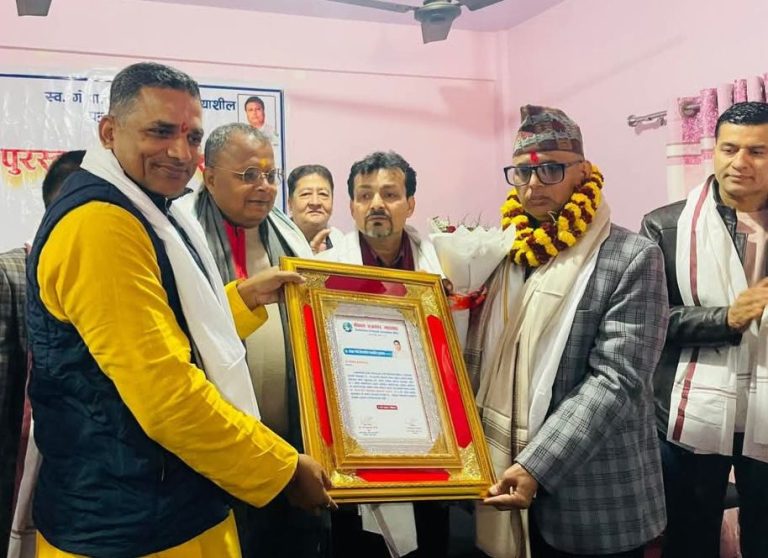 स्व. गोपाल गिरी क्रियाशील पत्रकारिता पुरस्कारबाट गोविन्द देवकोटा सम्मानित