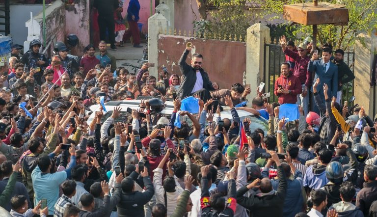 वीरगंजमा बालेनको रोड शो: युवाहरूले लगाए ‘अबकी बार बालेन सरकार’ का नारा