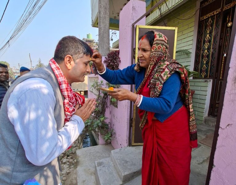 ताजपुरका चौक–चौतारीमा घण्टी चिन्ह सहित हरि पन्तको स्वागत