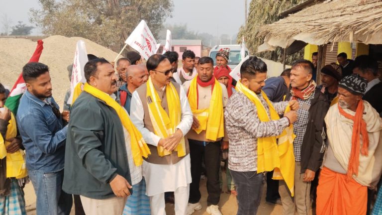 एकटाँगामा अशाेक टेमानीको घरदैलो: मतदाताले खानेपानी, शिक्षा र स्वास्थ्यका समस्या सुनाए