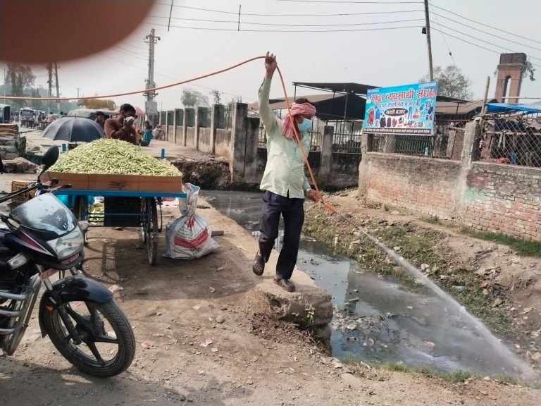 वीरगंजमा लामखुट्टे नियन्त्रण अभियान सुरु, ‘पम्प स्प्रे’ मार्फत विषादी छर्किँदै