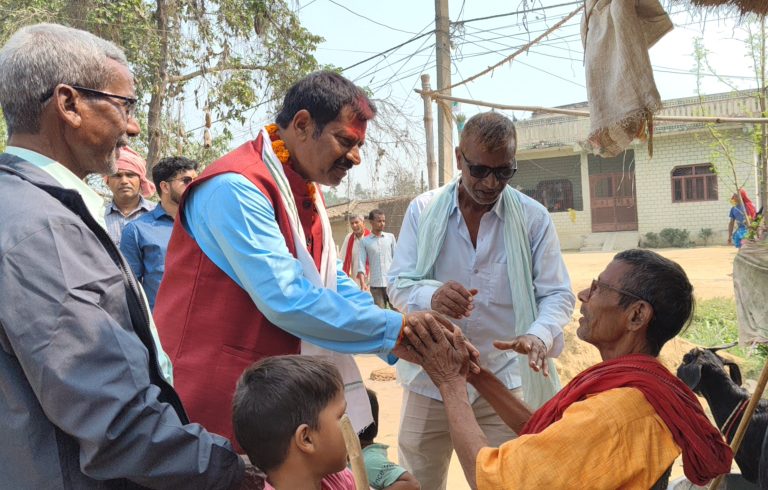 पकहाँमैनपुरमा रामाकान्त चौरसियाको घरदैलो, घण्टी छापमा मतदान गर्न आग्रह