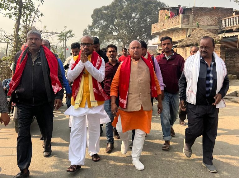 पर्सा–३ मा रुपेश पाण्डेको घरदैलो जारी, ‘सूर्य छाप’मा मत दिन आग्रह