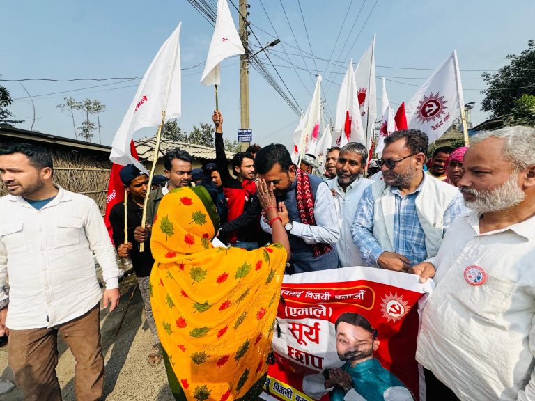 टेढा गाउँमा प्रदीप यादवको घरदैलो, सूर्य छापमा मतदान गर्न आग्रह