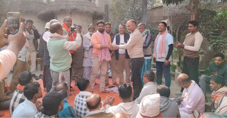 पर्सा–२ मा एक दर्जनभन्दा बढी नेता तथा कार्यकर्ता एमालेमा प्रवेश, रिमालाई जिताउने प्रतिबद्धता