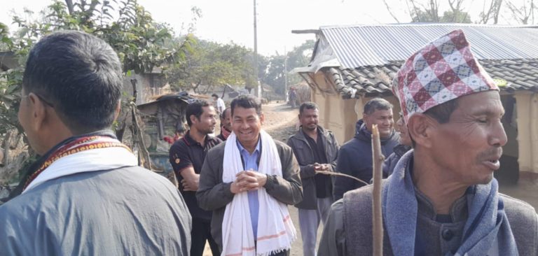 पर्सा–४ का शिकारीबासमा मत माग्न पुगे जसपा उम्मेदवार डा. कृपासिन्धु चौधरी