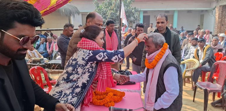 पर्सा–२ मा रास्वपाका वरिष्ठ नेतासहित सयौँ जना एमालेमा प्रवेश, उम्मेदवार रिमाले गरिन् स्वागत