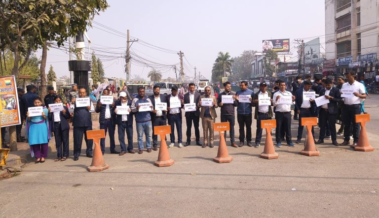 सब–इन्जिनियर यादवको हत्याको विरोधमा वीरगंजमा प्रदर्शन, दोषीलाई कारबाहीकाे माग