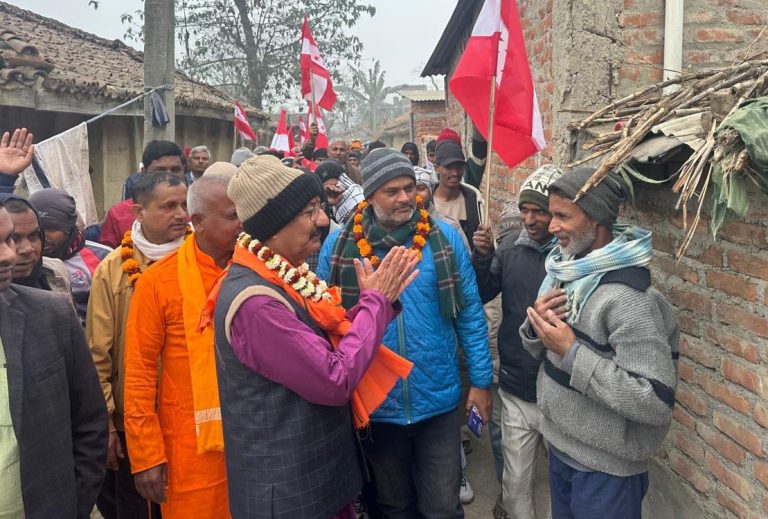 पर्सा ४ काे छिपहरमाईमा कांग्रेस उम्मेदवार रिजालको घरदैलो, जनतासँग प्रत्यक्ष संवाद