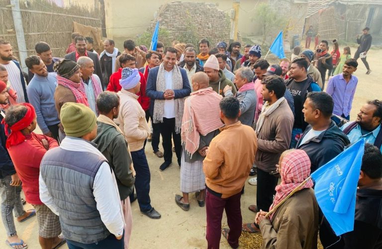 पर्सा–२ चैनपुर टोलमा सुशील कानुको घरदैलो, स्वास्थ्य र रोजगारी मुख्य एजेन्डा