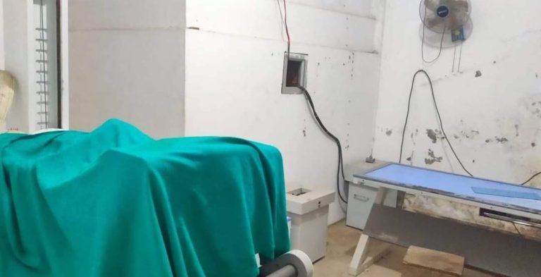 प्रादेशिक अस्पताल पोखरियाको एक्सरे सेवा अवरुद्ध, ठेकेदारले पार्टपुर्जा झिकेर लग्यो