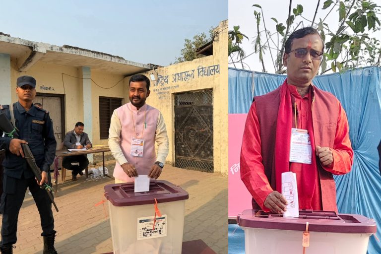 पूर्वमन्त्री यादव र जनमत पार्टी पर्साका अध्यक्ष सर्राफद्वारा मताधिकार प्रयोग