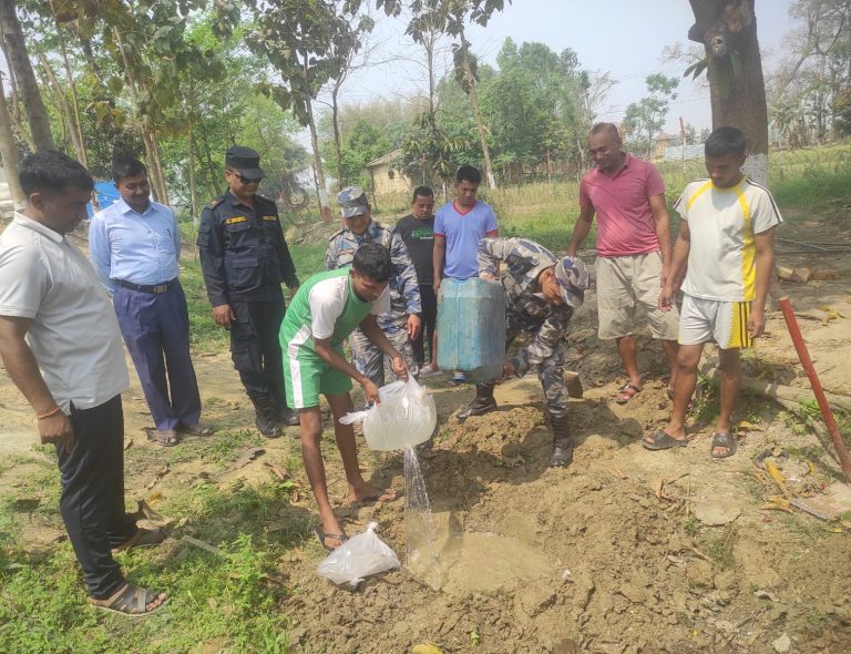 पर्सामा ७५ लिटर घरेलु मदिरा बरामद, सशस्त्र प्रहरीले नष्ट गर्‍यो
