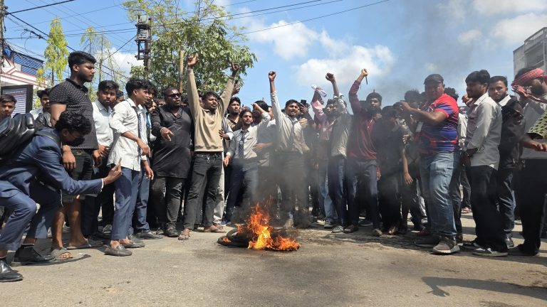 परीक्षा स्थगित भएपछि हरि खेतान क्याम्पसमा तोडफोड, चक्काजाम र प्रदर्शन