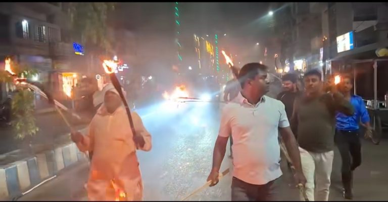 केपी ओली पक्राउको विरोधमा वीरगंजमा एमालेको मशाल जुलुस