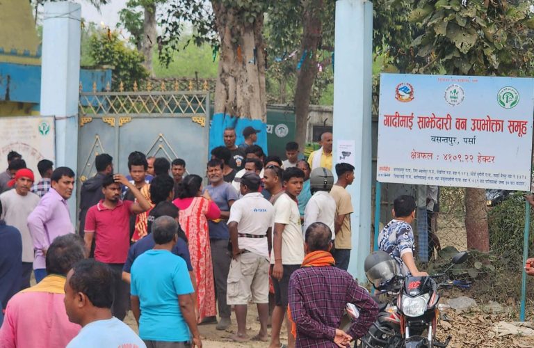 गादीमाई साझेदारी समूहका अध्यक्षको राजीनामा माग्दै वन कार्यालय घेराउ, कार्यालयमा तालाबन्दी