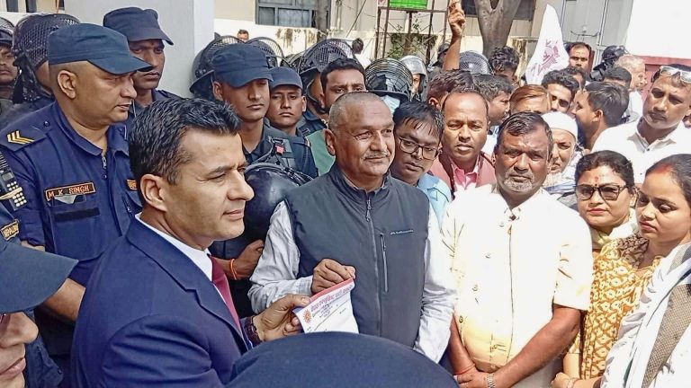 ओलीको रिहाइ माग्दै एमालेद्वारा देशभर ज्ञापनपत्र, पर्सामा मोटरसाइकल र्‍याली