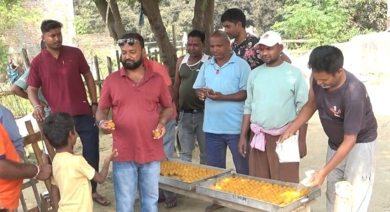 प्रधानमन्त्री बालेन्द्रको पुर्ख्यौली गाउँ एकडारामा लड्डु बाँड्दै स्थानीयको खुसी साटासाट