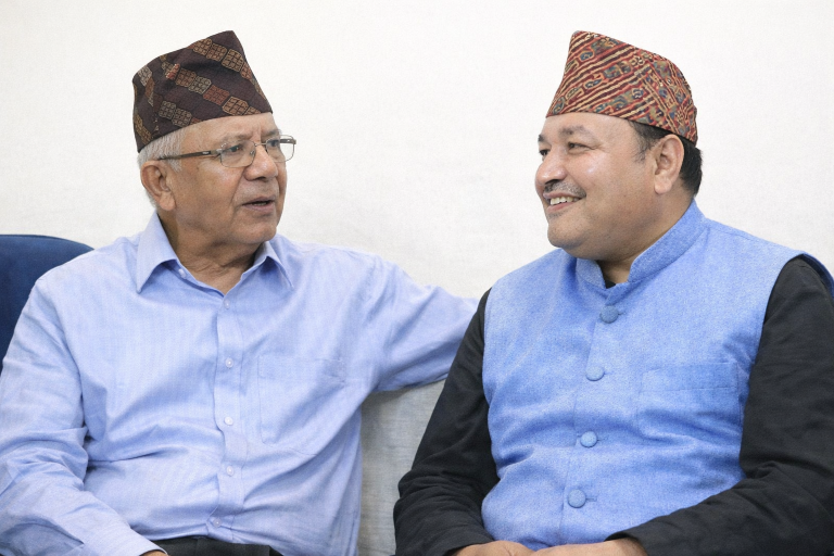पूर्व प्रधानमन्त्री नेपालद्वारा प्रहरी हिरासतमा रहेका मनोज चौधरीसँग भेट