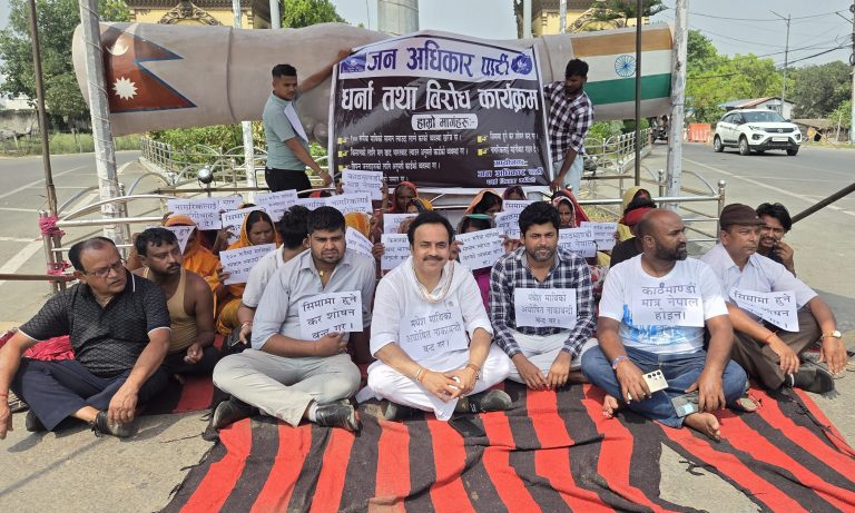 १०० रुपैयाँभन्दा बढी सामानमा कर लगाउने नियमविरुद्ध वीरगंज नाकामा धर्ना