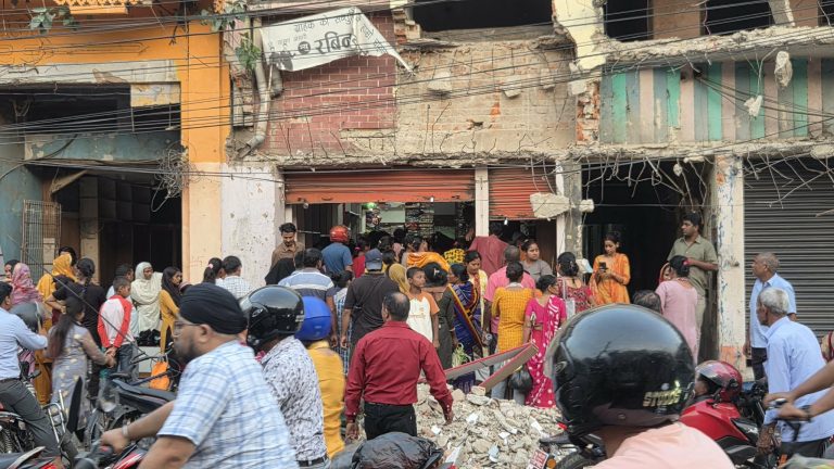 वीरगंजमा डाेजरले भत्काइएकाे घर–टहरामा व्यापार नगर्न प्रशासनको चेतावनी