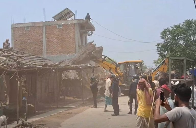 महुवनमा गुठीको अतिक्रमित जग्गाबाट ३८० घरटहरा हटाइयो, ७ डोजर प्रयोग