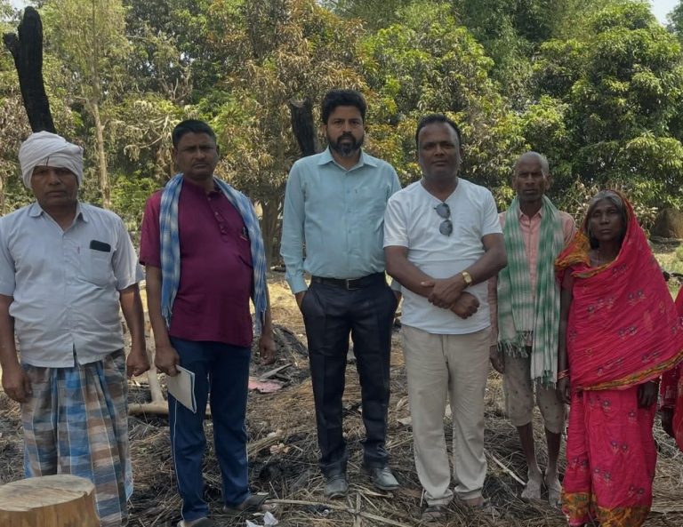 जिराभवानीमा आगलागी पीडित परिवारलाई राहत, घर निर्माण गर्ने प्रतिबद्धता
