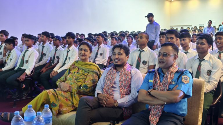 वीरगंजमा विद्यार्थीलाई ट्राफिक सचेतना : सडक दुर्घटना न्यूनीकरणमा प्रहरीले चलायो अभियान