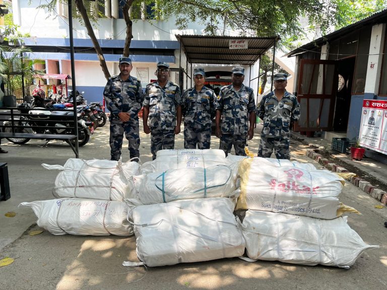 पर्सामा सशस्त्र प्रहरीको छापा : १४ लाखभन्दा बढीको कपडा र किराना सामान बरामद