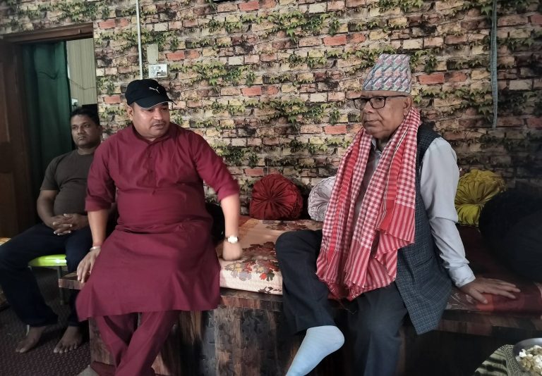 रिहाइपछि नेकपा नेता चौधरीलाई भेट्न वीरगंज पुगे पूर्व प्रधानमन्त्री नेपाल