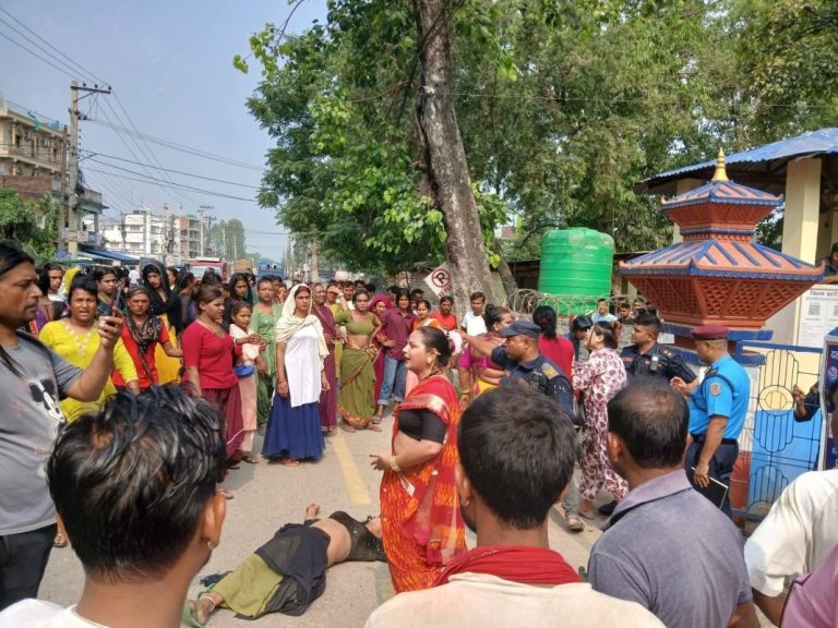 जिल्ला प्रहरी कार्यालय बारा अगाडि तेस्रोलिङ्गीको अर्धनग्न प्रदर्शन, तीन जना पक्राउ