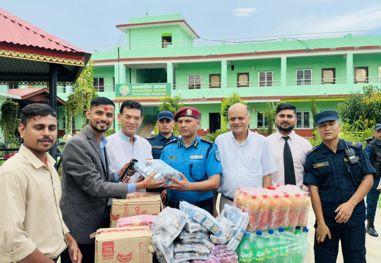 मानवसेवा आश्रम पुगे पर्साका प्रहरी प्रमुख भट्टराई, आश्रितलाई खाद्यान्न तथा भोजन सहयोग